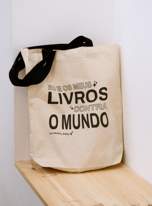 Tote Bag "Eu e os meus livros contra o mundo"