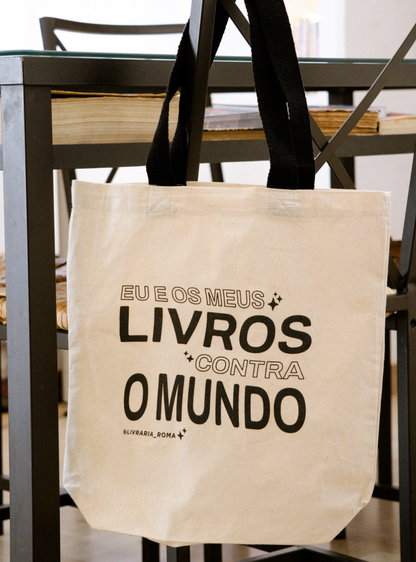 Tote Bag "Eu e os meus livros contra o mundo"